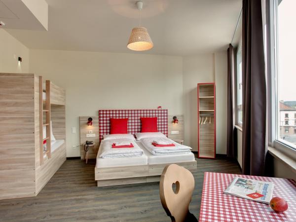 MEININGER Hotel Salzburg City Center : photo 1 de la chambre chambre quadruple