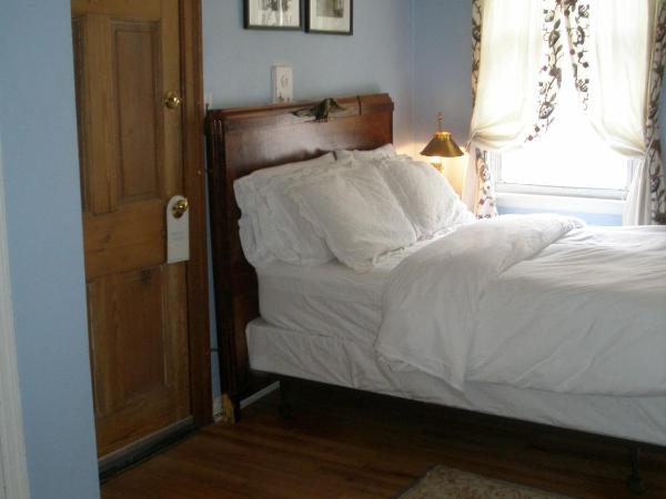 Incentra Village Hotel : photo 4 de la chambre studio washington avec grand lit et kitchenette