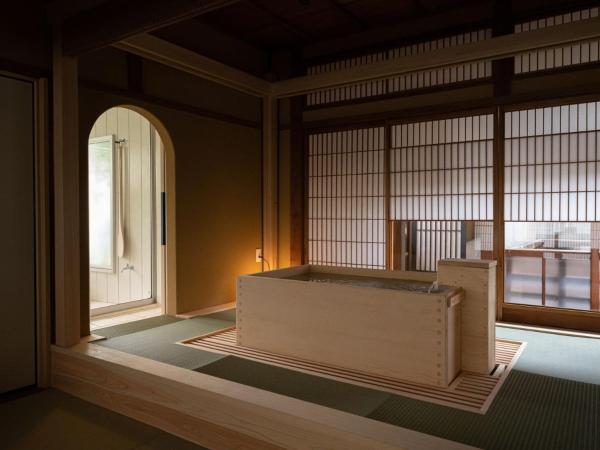 Nazuna Kyoto Nijo-jo : photo 9 de la chambre suite (90 m²) avec baignoire semi-extérieure - réservée aux adultes