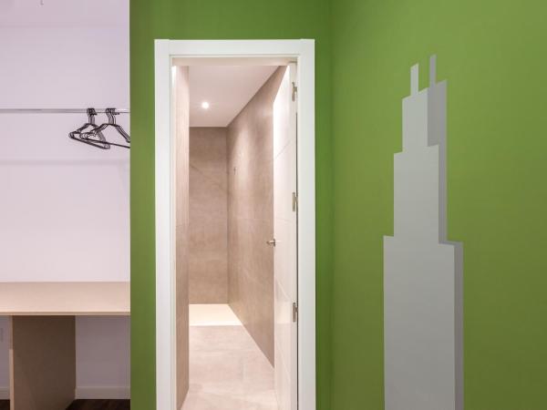 Ronda9 central suites : photo 7 de la chambre chambre deluxe avec 2 lits queen-size