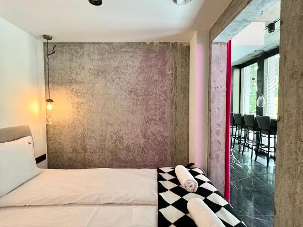 NEON APARTMENTS : photo 2 de la chambre appartement supérieur