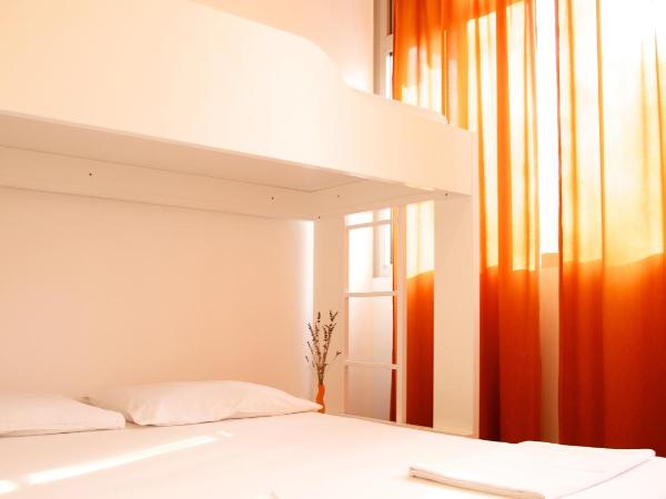 Funk Lounge Hostel : photo 6 de la chambre chambre triple avec salle de bains privative