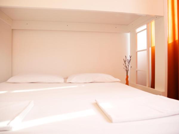 Funk Lounge Hostel : photo 1 de la chambre chambre triple avec salle de bains privative