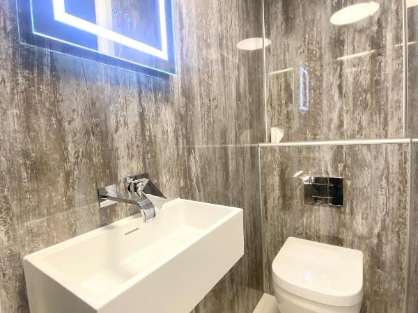 Coastline Retreats - Cloud9 Newly Renovated, Beautiful Ensuite Rooms Near Seafront in Town Centre, Netflix, SuperFast WiFi, Communal Kitchen : photo 2 de la chambre petite chambre simple