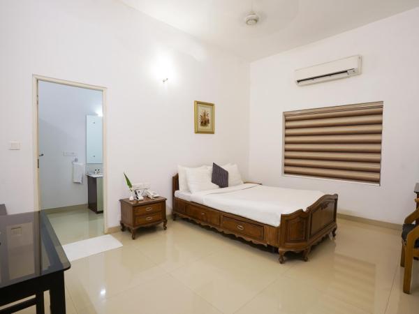 Once Upon The River, Aluva - Near Cochin International Airport : photo 10 de la chambre chambre lit king-size - vue sur jardin