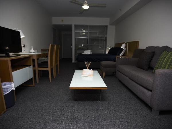 Darwin City Suites with Harbour View : photo 6 de la chambre chambre familiale avec balcon