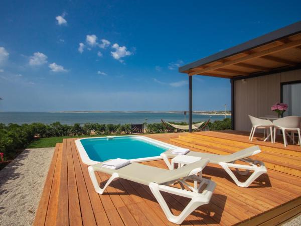 Arena Grand Kazela Camping Homes : photo 2 de la chambre villa camping deluxe avec piscine privée - première rangée à la mer