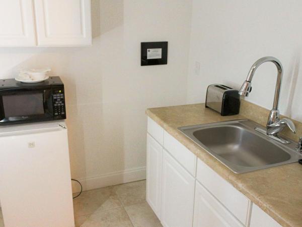 Beach Place Hotel : photo 2 de la chambre hébergement lit king-size supérieur avec kitchenette - parking gratuit