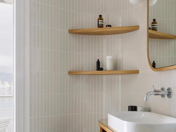 HERMITAGE Lake Lucerne - Beach Club & Lifestyle Hotel : photo 6 de la chambre hébergement design avec balcon - vue sur lac