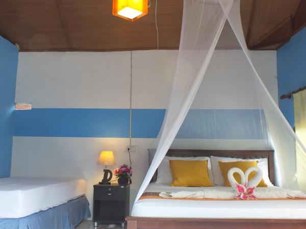 Klong Jark Bungalows : photo 2 de la chambre family room (3 adults) with air-con