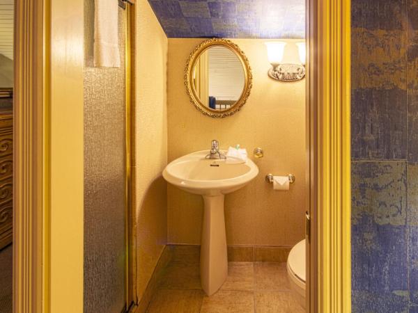 Auberge Québec : photo 6 de la chambre suite lit queen-size - vue sur piscine