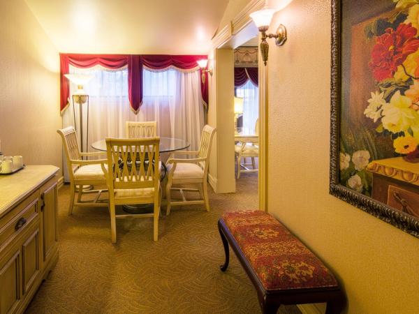 Auberge Québec : photo 4 de la chambre suite lit queen-size - vue sur piscine