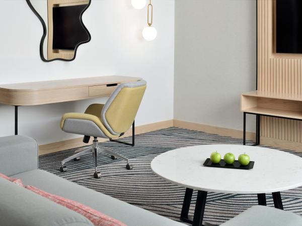 Crowne Plaza - Dubai Jumeirah, an IHG Hotel : photo 3 de la chambre suite junior avec lit king-size - fumeurs