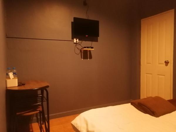 airport house : photo 9 de la chambre chambre double avec salle de bains privative