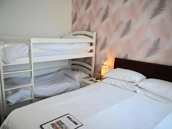 Bella Vista Lodge : photo 2 de la chambre chambre familiale avec salle de bains privative