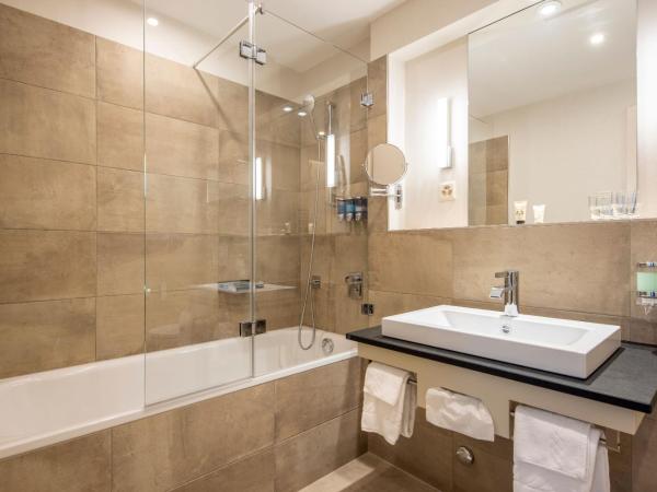 Belvedere Swiss Quality Hotel : photo 3 de la chambre chambre double deluxe - climatisation - vue sur jardin