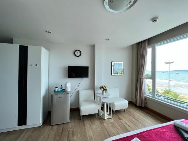 The Beach Front Resort, Pattaya : photo 3 de la chambre suite - vue sur mer