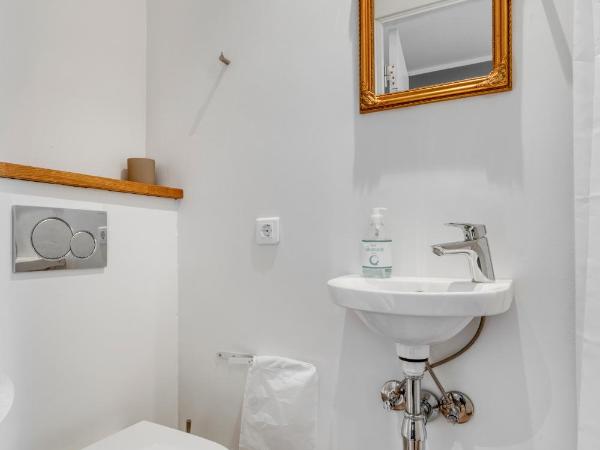 Kragsbjerggaard Vandrerhjem : photo 4 de la chambre chambre lits jumeaux avec salle de bains privative