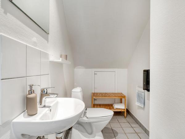 Kragsbjerggaard Vandrerhjem : photo 9 de la chambre chambre lits jumeaux avec salle de bains privative