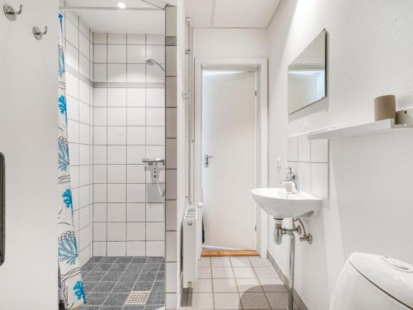 Kragsbjerggaard Vandrerhjem : photo 8 de la chambre chambre lits jumeaux avec salle de bains privative