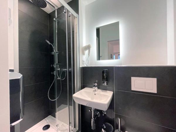 SMARTY Cologne Dom Hotel - Boardinghouse - KONTAKTLOSER SELF CHECK-IN : photo 9 de la chambre chambre double alcôve