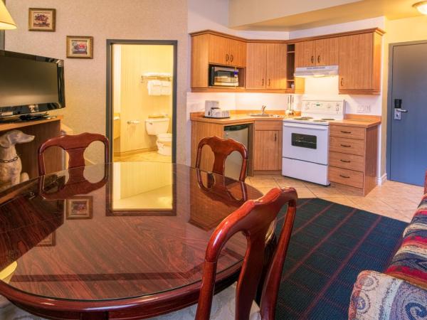 Auberge Québec : photo 4 de la chambre chambre lit queen-size avec canapé-lit et kitchenette