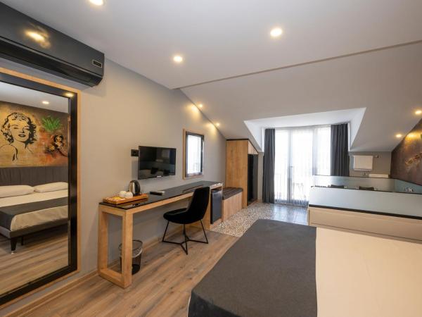 Grand Palace Hotel : photo 8 de la chambre chambre lit queen-size avec baignoire spa