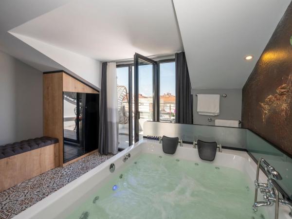 Grand Palace Hotel : photo 2 de la chambre chambre lit queen-size avec baignoire spa