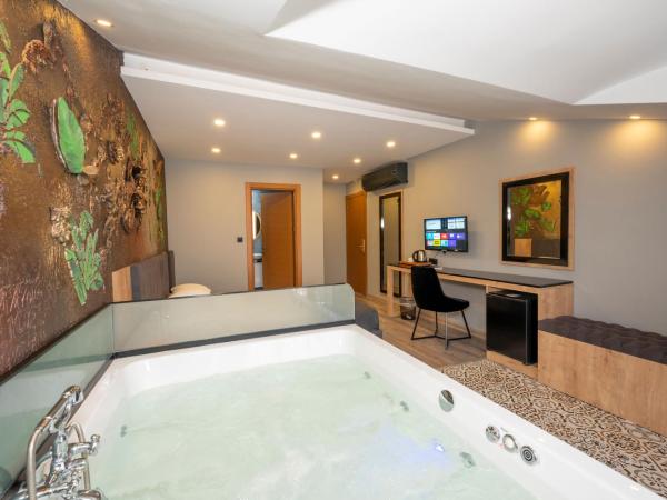 Grand Palace Hotel : photo 6 de la chambre chambre lit queen-size avec baignoire spa