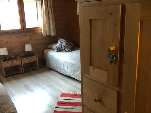 Central Hostel Chatel : photo 9 de la chambre chambre lits jumeaux/double avec salle de bains privative