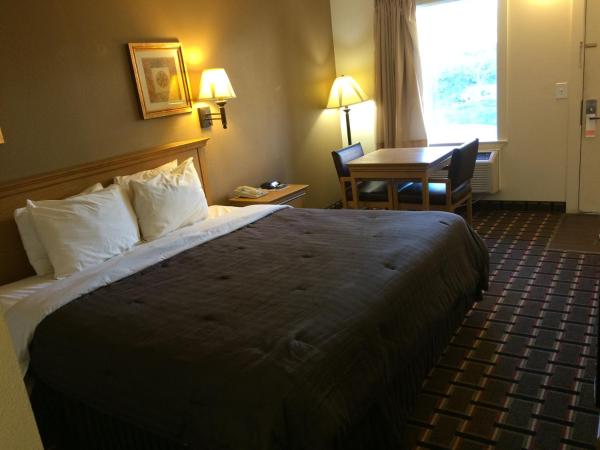 Americas Best Value Inn Near Downtown Nashville : photo 2 de la chambre suite lit king-size