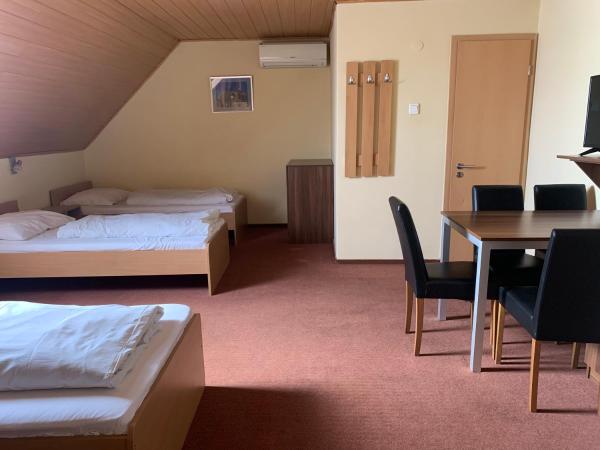 City Hotel Agoston : photo 5 de la chambre chambre quadruple