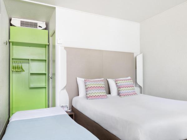 Campanile Toulon - La Seyne sur Mer - Sanary : photo 1 de la chambre chambre triple supérieure avec 1 lit double et 1 lit enfant