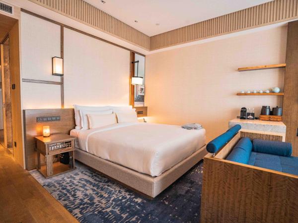 The Anandi Hotel and SPA - Luxury Healing Hotel for Wellbeing : photo 6 de la chambre chambre lit king-size affaires