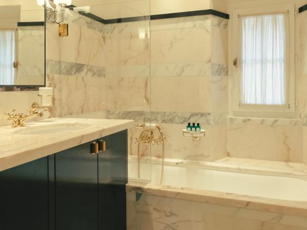 Hotel la Ponche : photo 9 de la chambre suite junior - vue sur mer