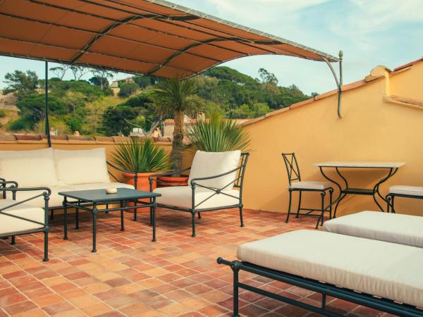 Hotel la Ponche : photo 4 de la chambre chambre prestige tropézienne avec terrasse - vue sur mer