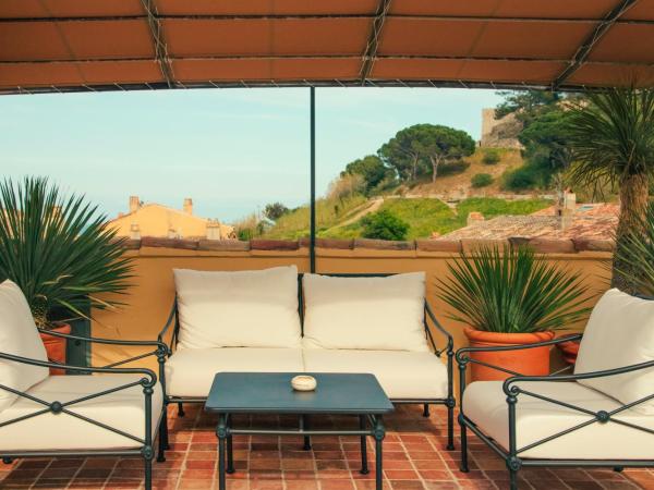 Hotel la Ponche : photo 5 de la chambre chambre prestige tropézienne avec terrasse - vue sur mer