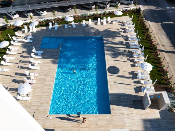 Life Hotel : photo 9 de la chambre suite junior - vue sur piscine