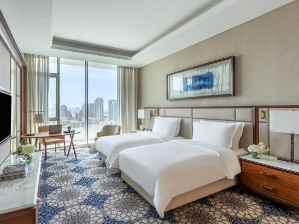 Grand Plaza Mövenpick : photo 7 de la chambre chambre lits jumeaux exécutive avec accès au salon, petit-déjeuner et boissons et canapés en soirée