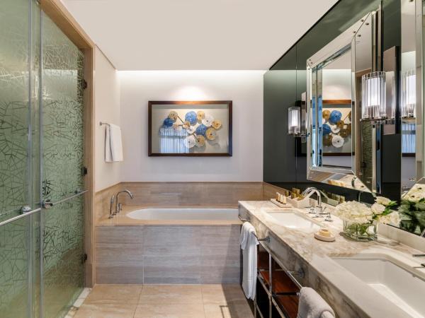 Grand Plaza Mövenpick : photo 9 de la chambre chambre lit king-size exécutive - vue sur mer - accès au salon, petit-déjeuner et boissons et canapés en soirée