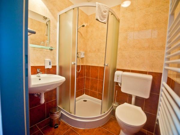 Canada Hotel Budapest : photo 1 de la chambre chambre triple