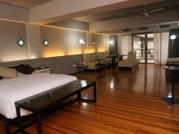 Prodeo Hotel + Lounge : photo 1 de la chambre chambre triple avec terrasse
