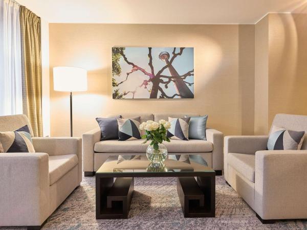 Hotel Kö59 Düsseldorf - Member of Hommage Luxury Hotels Collection : photo 4 de la chambre suite deluxe avec lit king-size