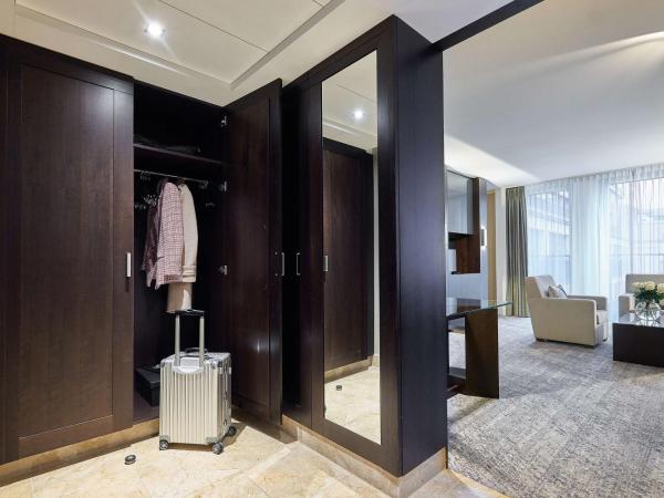 Hotel Kö59 Düsseldorf - Member of Hommage Luxury Hotels Collection : photo 3 de la chambre suite deluxe avec lit king-size