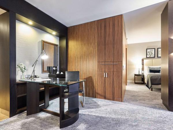 Hotel Kö59 Düsseldorf - Member of Hommage Luxury Hotels Collection : photo 5 de la chambre suite deluxe avec lit king-size