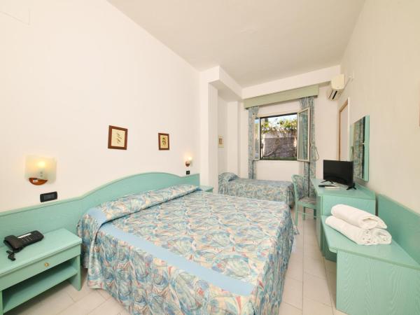 Fortuna Beach - Seaside Hotel : photo 4 de la chambre chambre triple