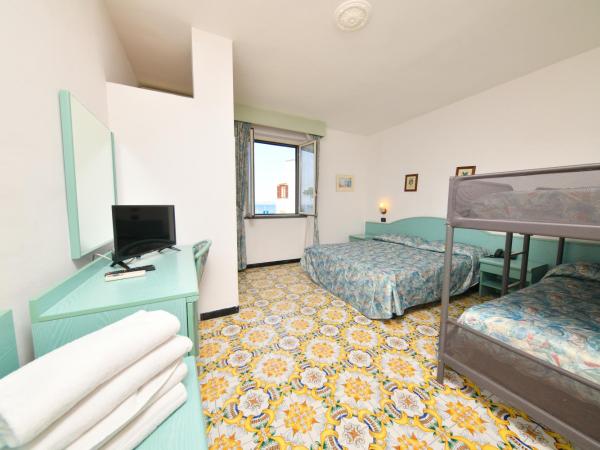 Fortuna Beach - Seaside Hotel : photo 3 de la chambre chambre quadruple