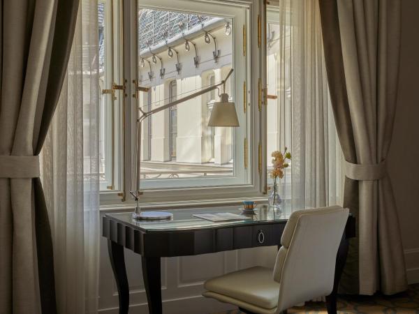 Four Seasons Hotel Gresham Palace Budapest : photo 6 de la chambre chambre supérieure - 1 lit king-size