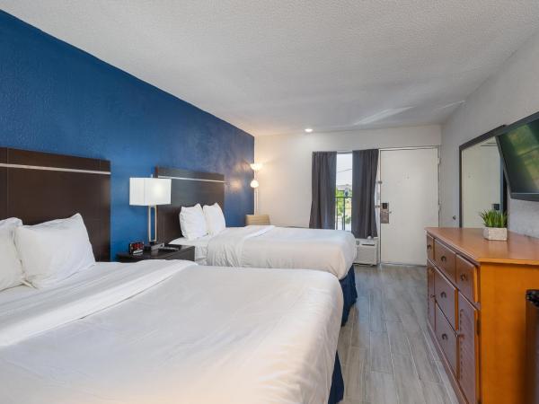 Developer Inn Orlando North, a Baymont by Wyndham : photo 1 de la chambre double room with two double beds and bathtub - mobility accessible/non-smoking
