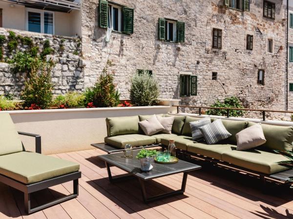 Armerun Heritage Hotel & Residences : photo 10 de la chambre appartement supérieur 2 chambres avec terrasse et bain à remous